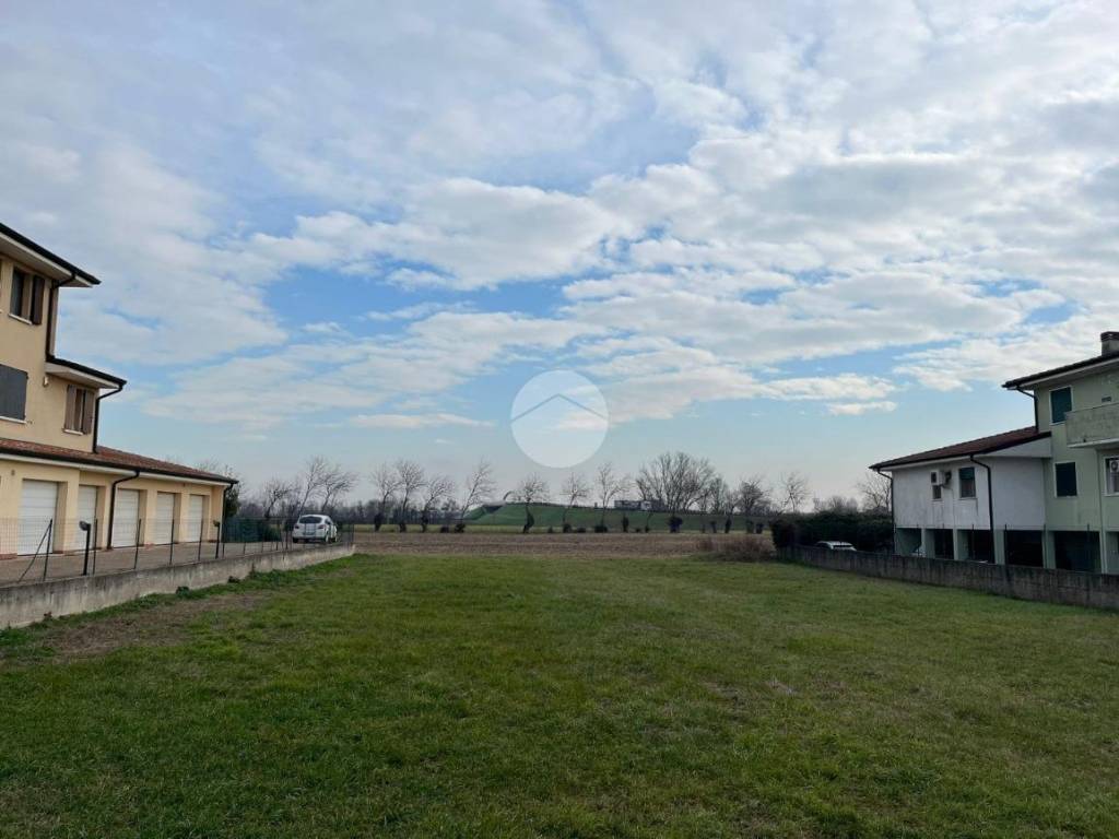 terreno edificabile in vendita a Bagnolo San Vito in zona San Biagio
