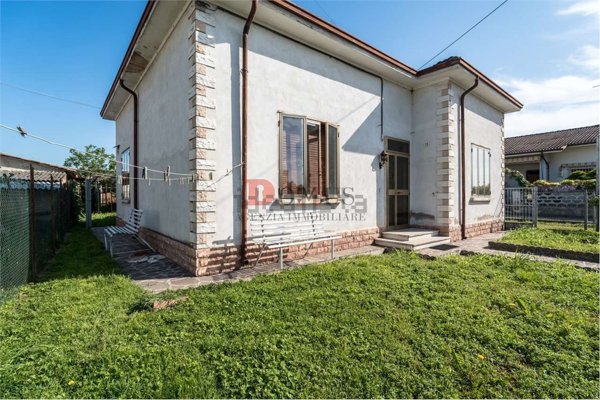 casa indipendente in vendita a Bagnolo San Vito in zona San Giacomo Po