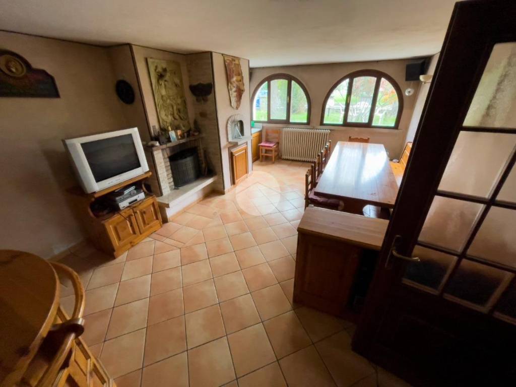 casa indipendente in vendita a Bagnolo San Vito in zona Correggio Micheli
