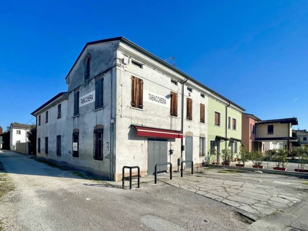 casa indipendente in vendita a Bagnolo San Vito in zona San Biagio