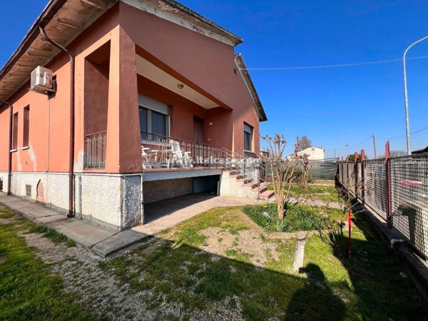 casa indipendente in vendita a Bagnolo San Vito in zona Campione