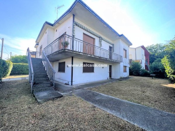 casa indipendente in vendita a Bagnolo San Vito in zona San Biagio