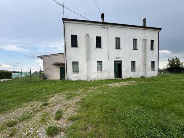 casa indipendente in vendita a Bagnolo San Vito in zona Campione