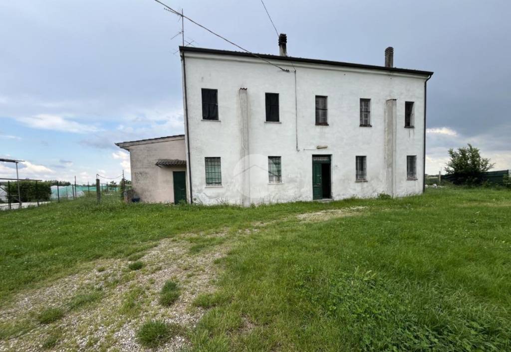 casa indipendente in vendita a Bagnolo San Vito in zona Campione