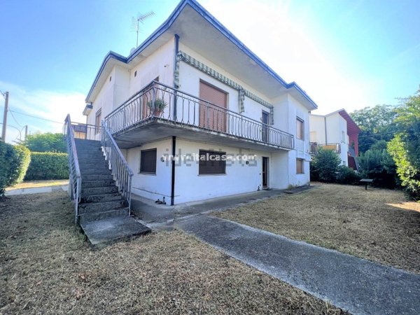 casa indipendente in vendita a Bagnolo San Vito in zona San Biagio