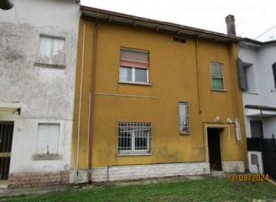 casa indipendente in vendita a Bagnolo San Vito in zona Correggio Micheli