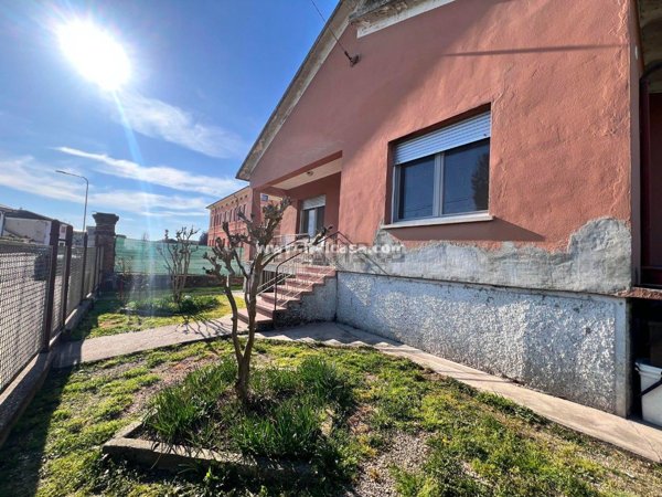 casa indipendente in vendita a Bagnolo San Vito in zona Campione