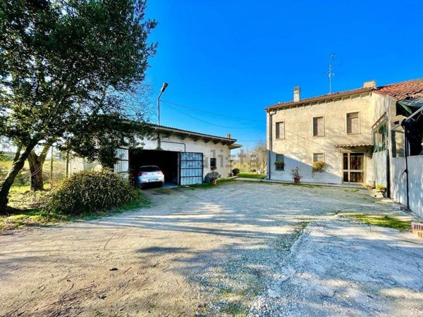 casa indipendente in vendita a Bagnolo San Vito in zona San Giacomo Po