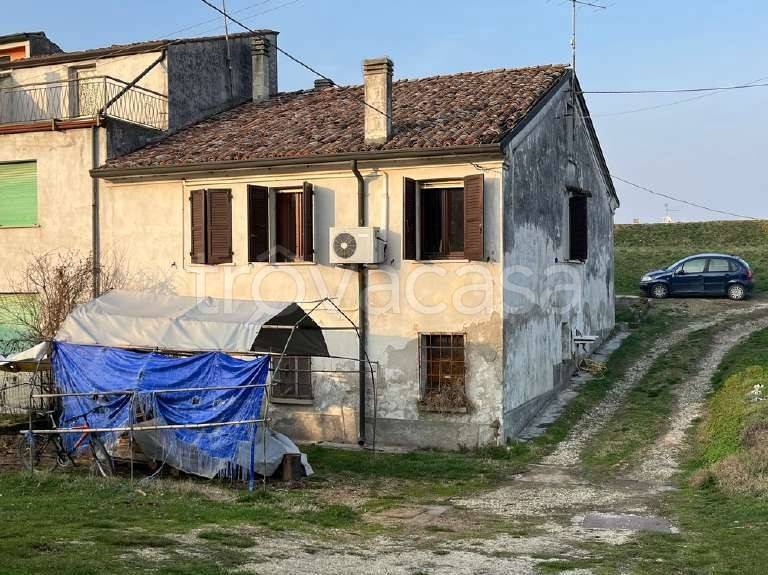 casa indipendente in vendita a Bagnolo San Vito in zona Correggio Micheli