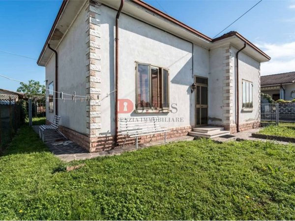 casa indipendente in vendita a Bagnolo San Vito in zona San Giacomo Po