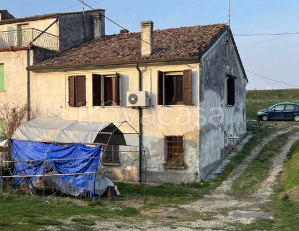casa indipendente in vendita a Bagnolo San Vito in zona Correggio Micheli