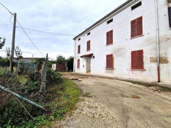 casa indipendente in vendita a Bagnolo San Vito in zona Correggio Micheli