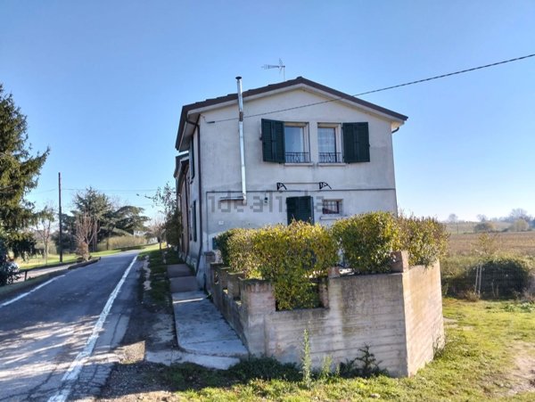 casa indipendente in vendita a Bagnolo San Vito in zona Correggio Micheli