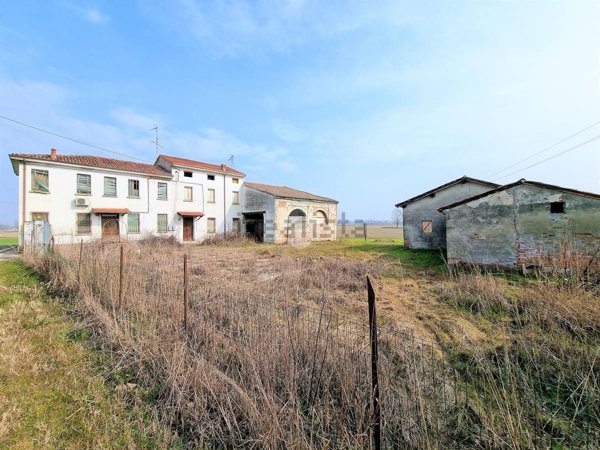 casa indipendente in vendita a Bagnolo San Vito in zona Correggio Micheli
