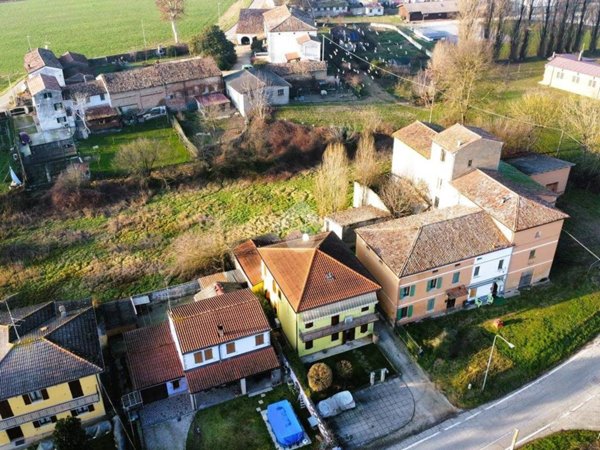 casa indipendente in vendita a Bagnolo San Vito in zona Correggio Micheli