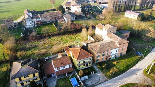 casa indipendente in vendita a Bagnolo San Vito in zona Correggio Micheli
