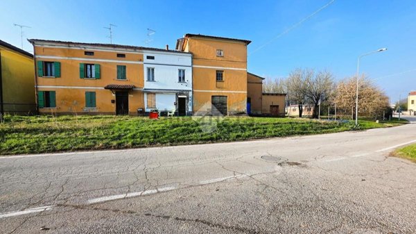 casa indipendente in vendita a Bagnolo San Vito in zona Correggio Micheli
