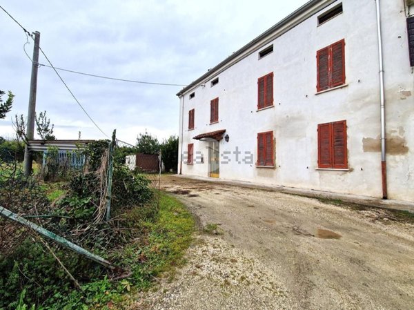 casa indipendente in vendita a Bagnolo San Vito in zona Correggio Micheli