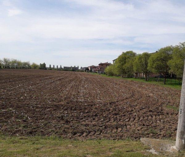 terreno edificabile in vendita a Bagnolo San Vito in zona San Biagio