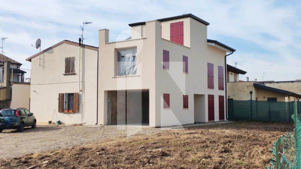 casa indipendente in vendita a Bagnolo San Vito in zona San Biagio