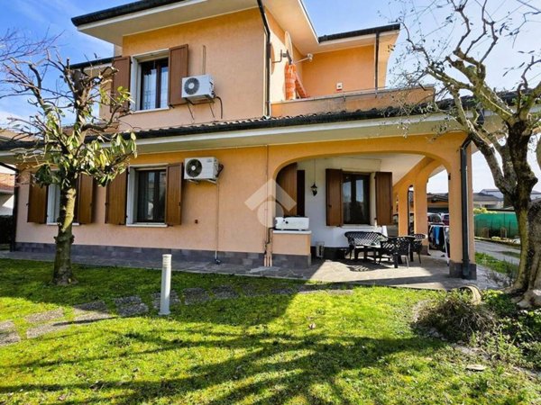 casa indipendente in vendita a Bagnolo San Vito in zona San Biagio