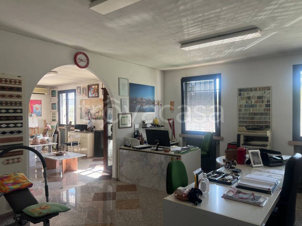 locale commerciale in vendita a Bagnolo San Vito in zona San Biagio