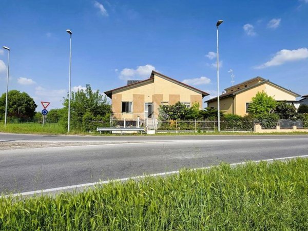 casa indipendente in vendita a Bagnolo San Vito in zona San Biagio