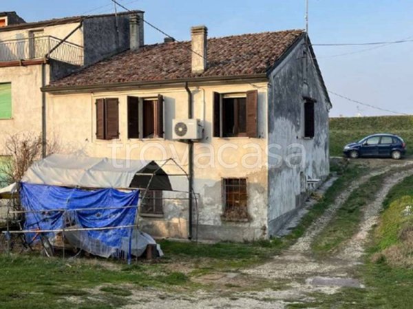 casa indipendente in vendita a Bagnolo San Vito in zona Correggio Micheli