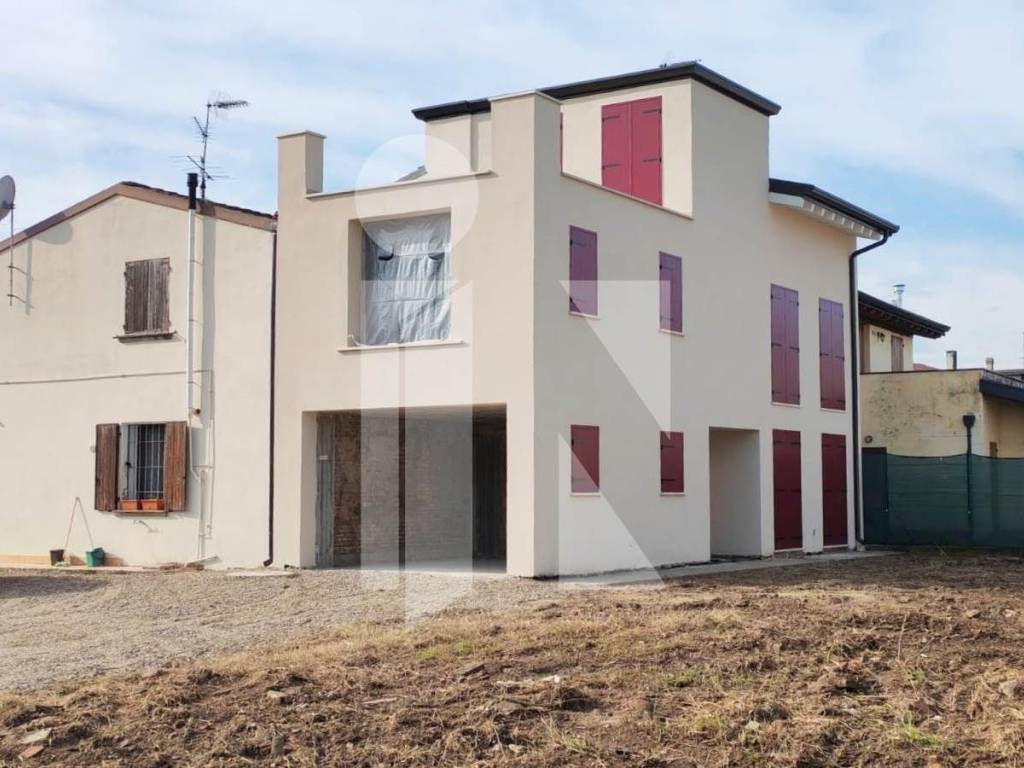 casa indipendente in vendita a Bagnolo San Vito in zona San Biagio