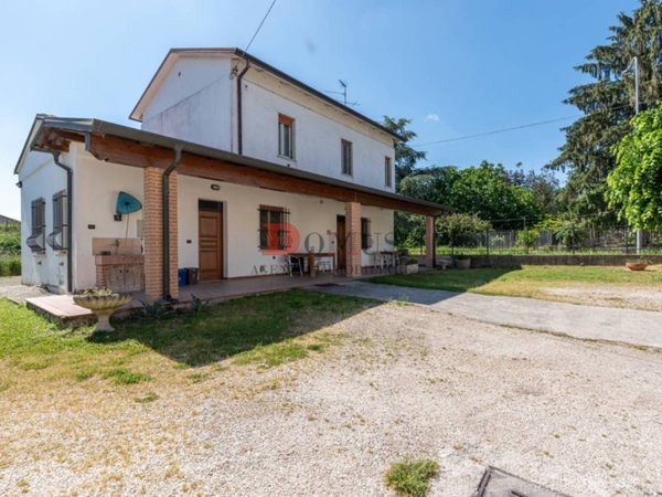 casa indipendente in vendita a Bagnolo San Vito in zona San Nicolò Po
