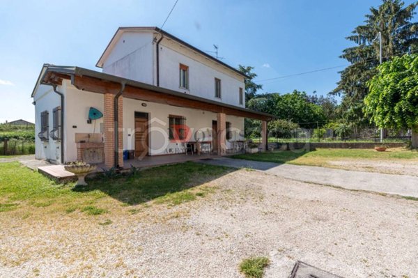 casa indipendente in vendita a Bagnolo San Vito in zona San Nicolò Po