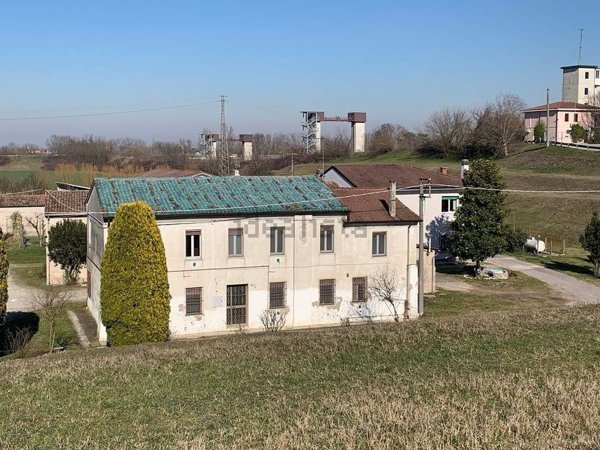 casa indipendente in vendita a Bagnolo San Vito in zona Correggio Micheli