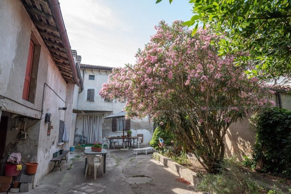 casa indipendente in vendita a Bagnolo San Vito in zona San Nicolò Po