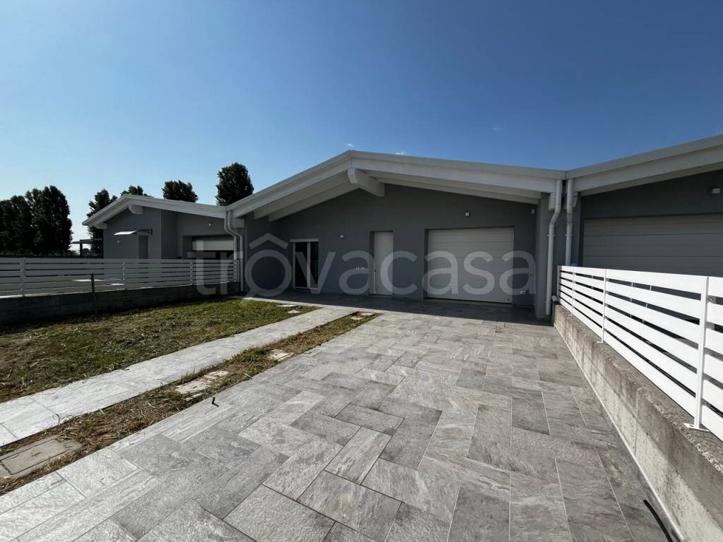 casa indipendente in vendita a Bagnolo San Vito in zona San Biagio