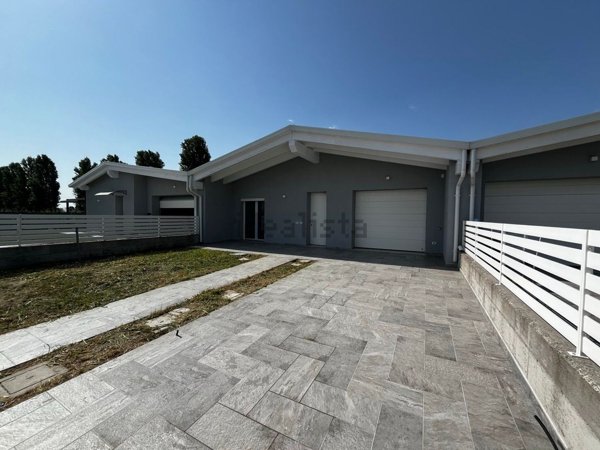 casa indipendente in vendita a Bagnolo San Vito in zona Correggio Micheli