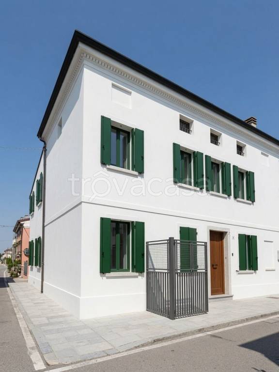 casa indipendente in vendita a Bagnolo San Vito in zona San Biagio
