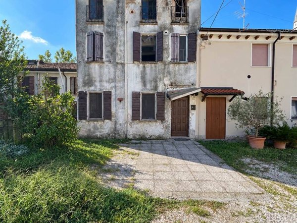 casa indipendente in vendita a Bagnolo San Vito in zona San Giacomo Po