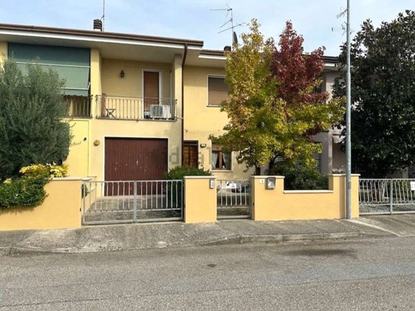 casa indipendente in vendita a Bagnolo San Vito in zona San Biagio