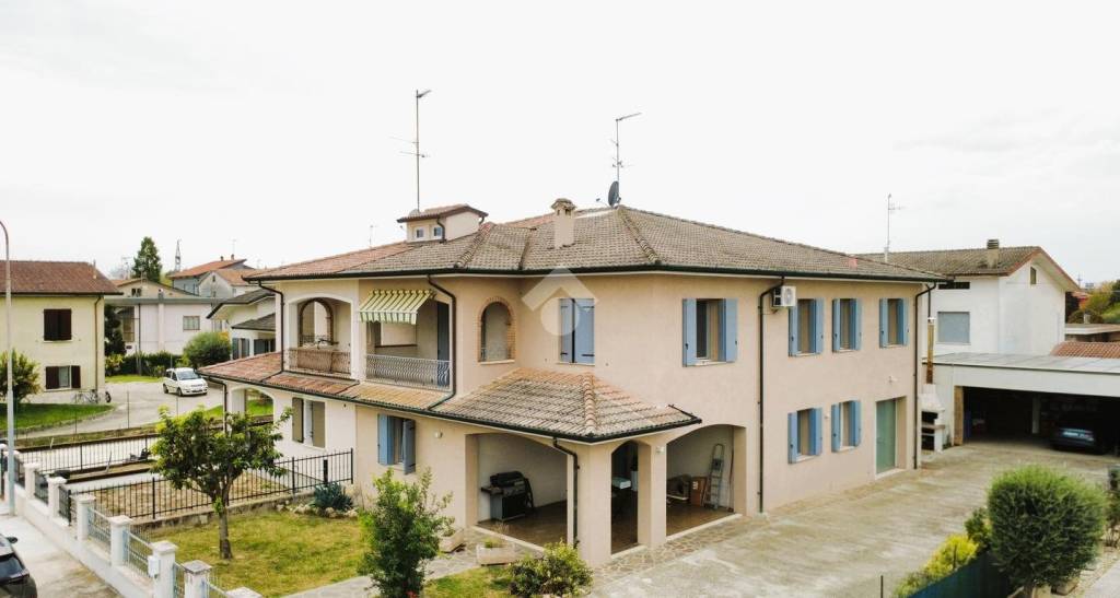 casa indipendente in vendita a Bagnolo San Vito in zona San Biagio
