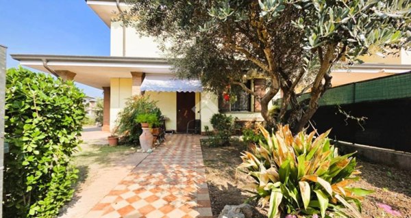 casa indipendente in vendita a Bagnolo San Vito in zona San Biagio