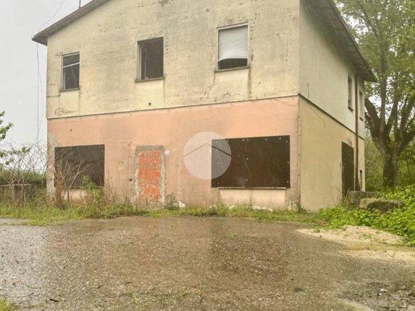 locale commerciale in vendita a Canneto sull'Oglio in zona Runate