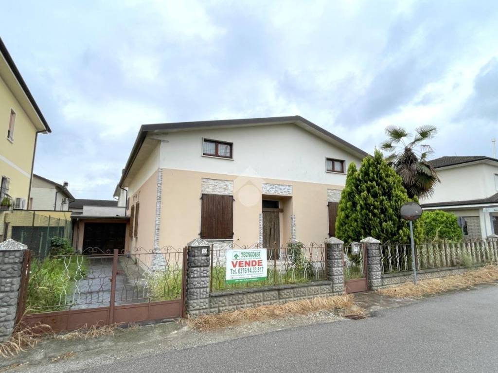 casa indipendente in vendita a Canneto sull'Oglio