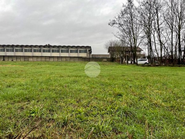 terreno edificabile in vendita a Casalromano