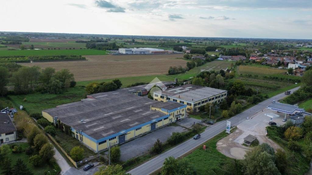 locale commerciale in vendita a Casalromano