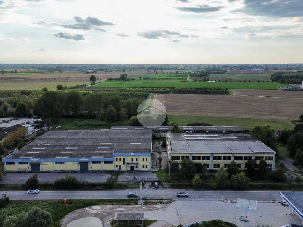 locale commerciale in vendita a Casalromano