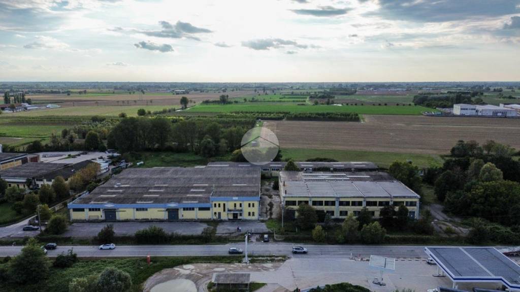 locale commerciale in vendita a Casalromano