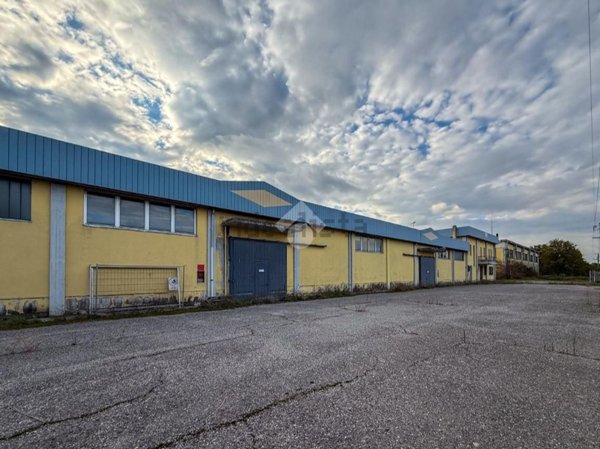 capannone in vendita a Casalromano