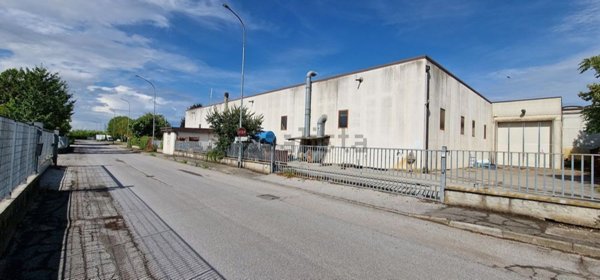 capannone in vendita a Casalromano