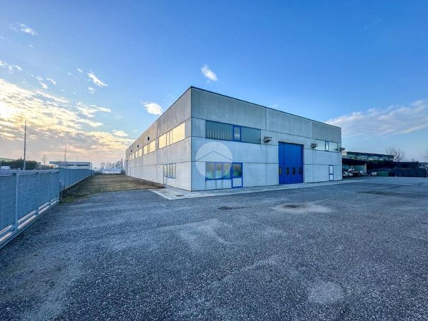 locale commerciale in vendita a Casalromano