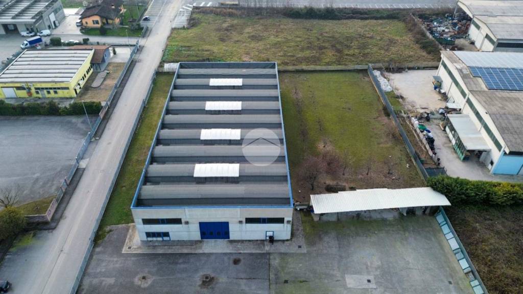 locale commerciale in vendita a Casalromano